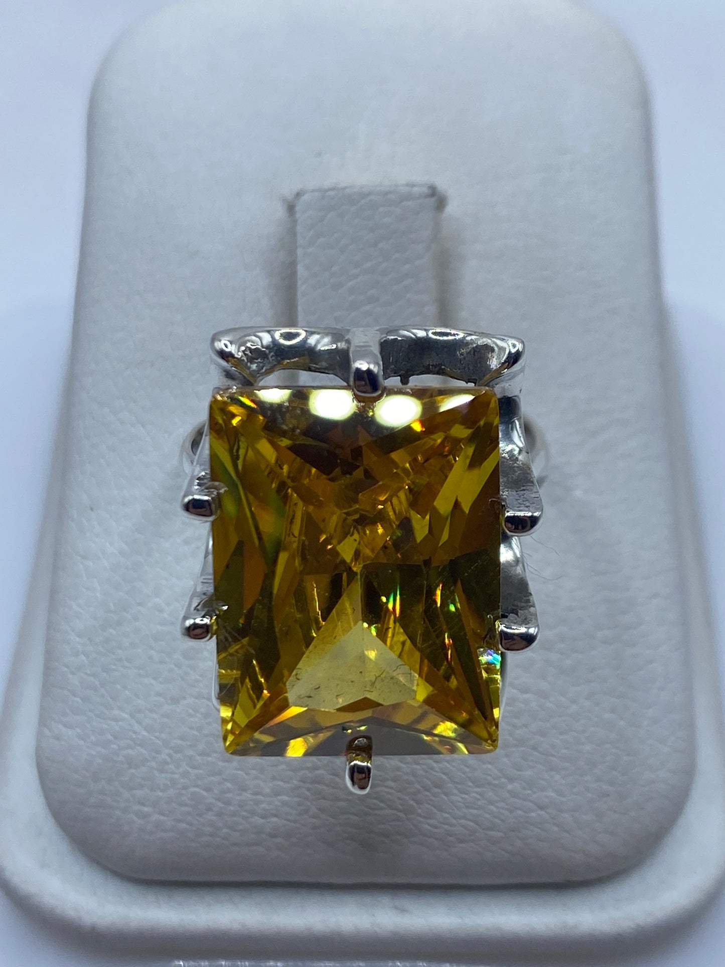 Anillo de plata con circonia amarilla facetada, frente de fantasía, en estuche blanco