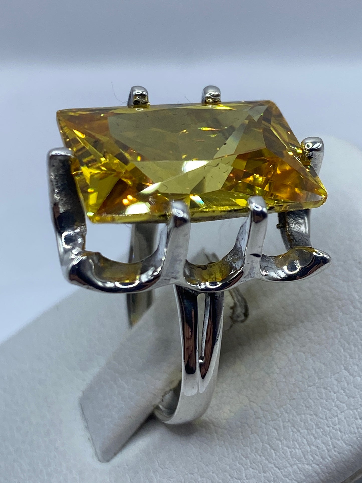 Anillo solitario en la mano mostrando el brillo y fuego de la circonia amarilla