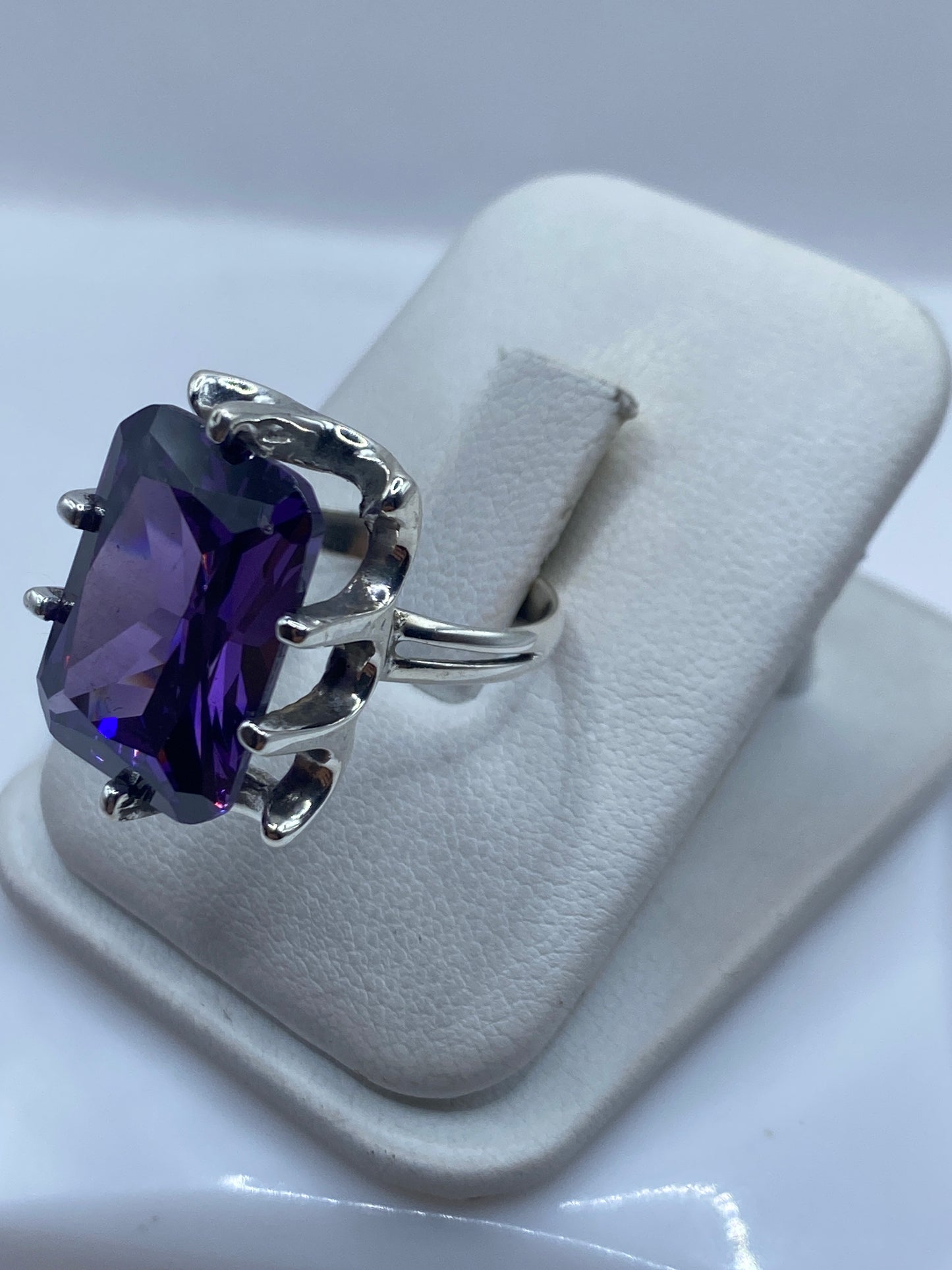 Vista lateral del anillo solitario morado en plata .925 sobre dedo