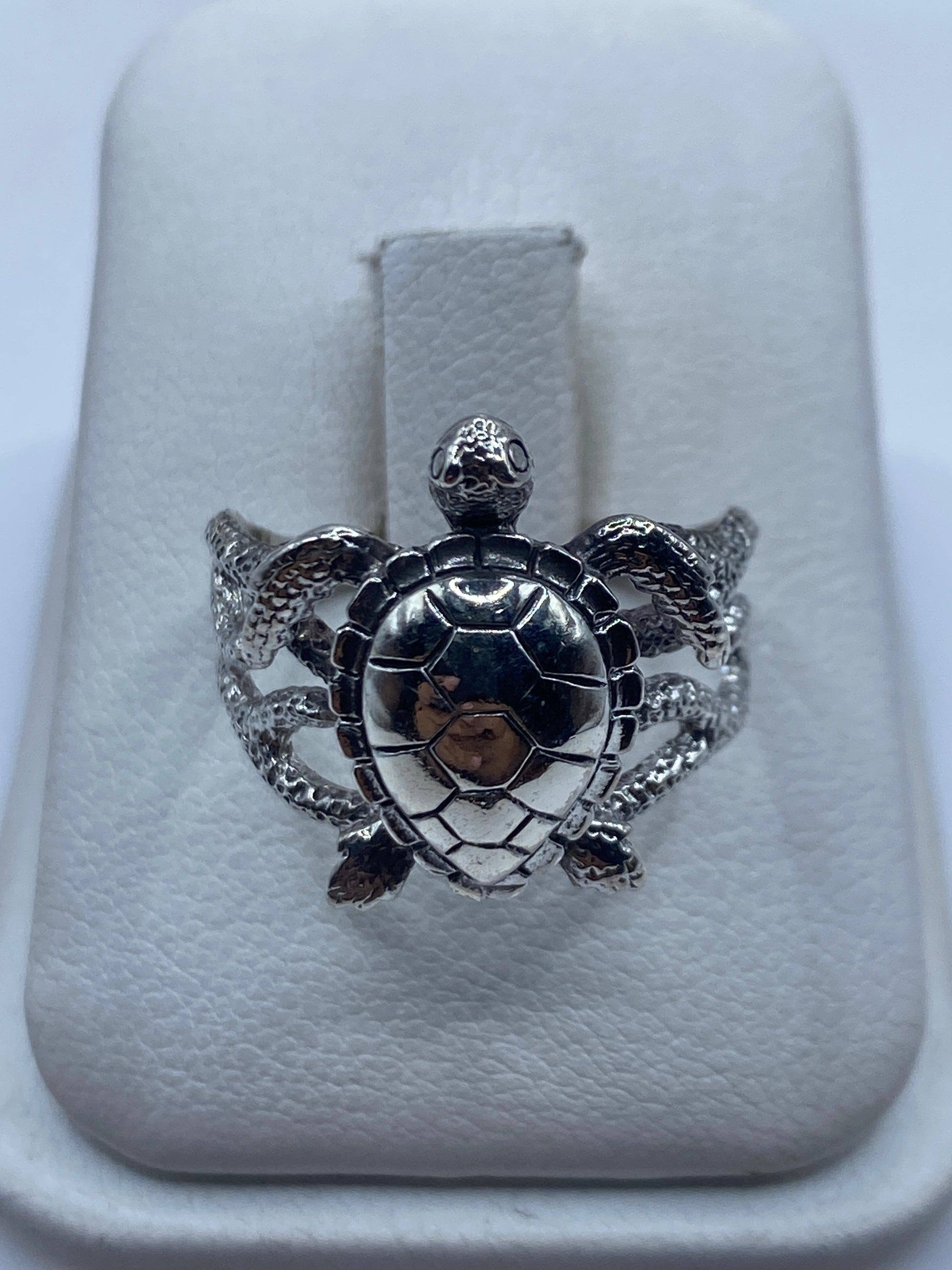 Anillo tortuga de plata .950 con caparazón tallado sobre pulsador blanco