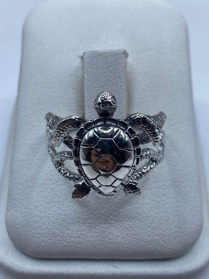 Anillo tortuga de plata .950 con caparazón tallado sobre pulsador blanco