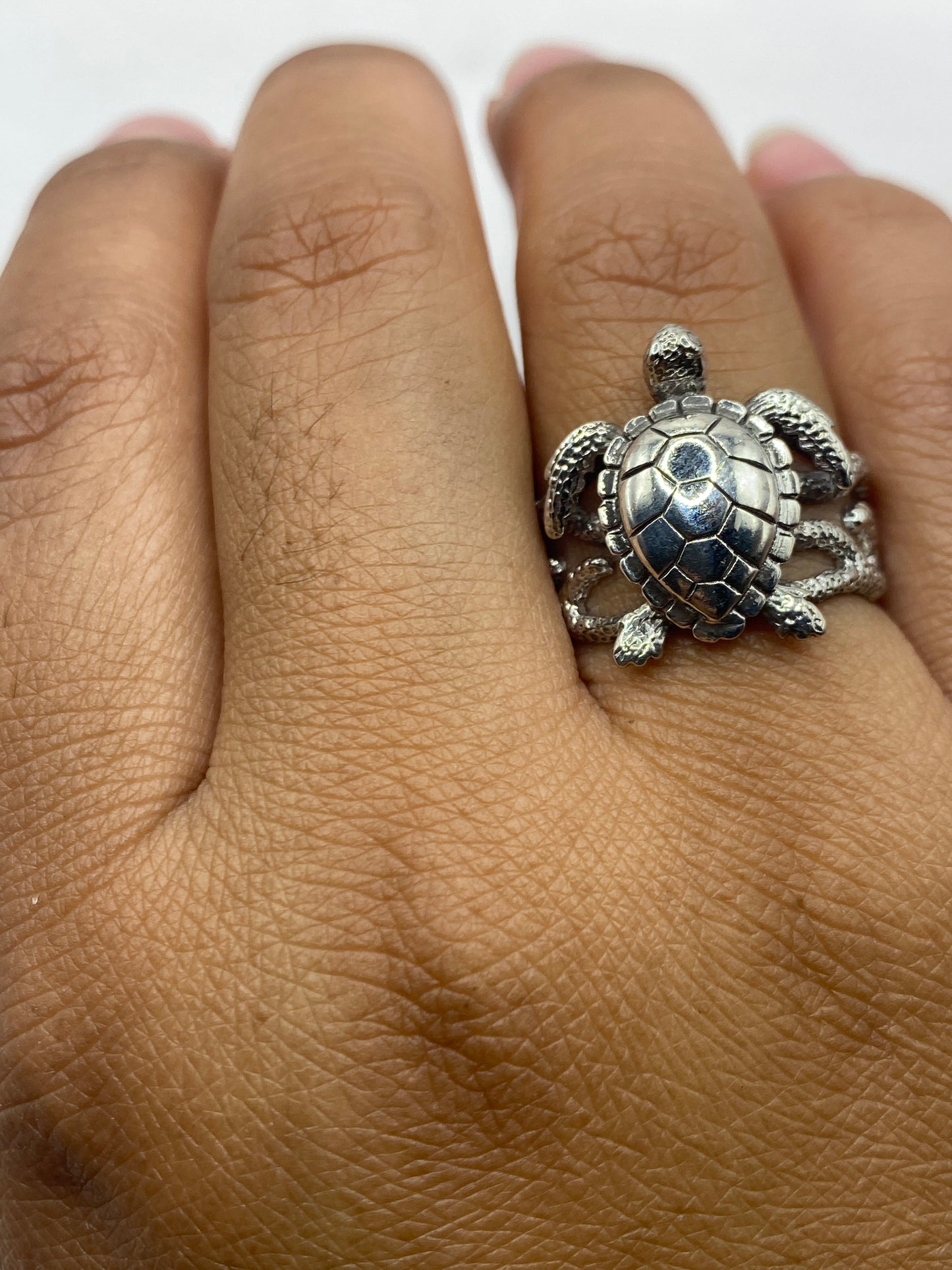Anillo tortuga puesto en mano de mujer, mostrando presencia y diseño artesanal