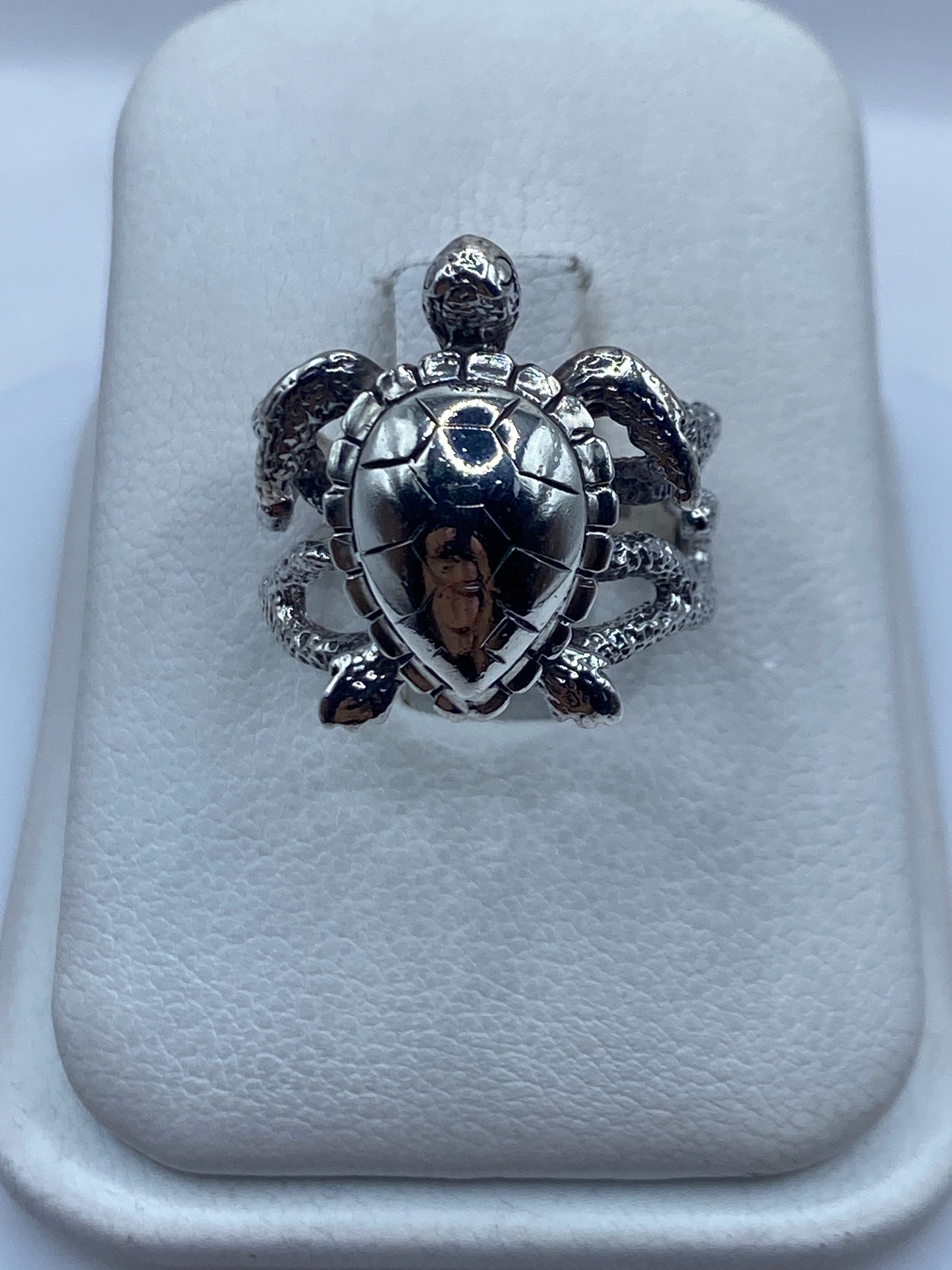 Anillo de plata tortuga tallada, vista frontal sobre fondo blanco mostrando el caparazón y las patas en relieve