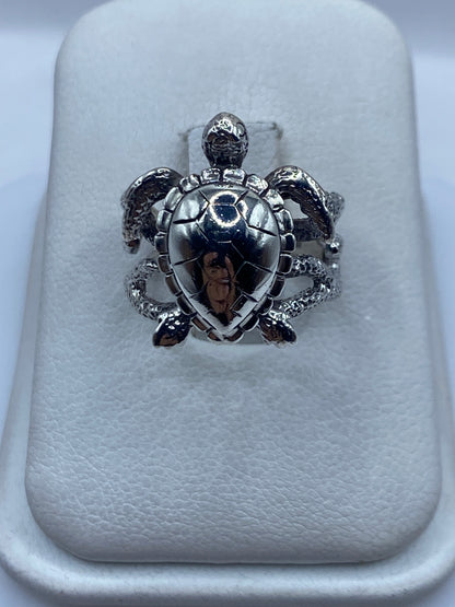 Anillo de plata tortuga tallada, vista frontal sobre fondo blanco mostrando el caparazón y las patas en relieve
