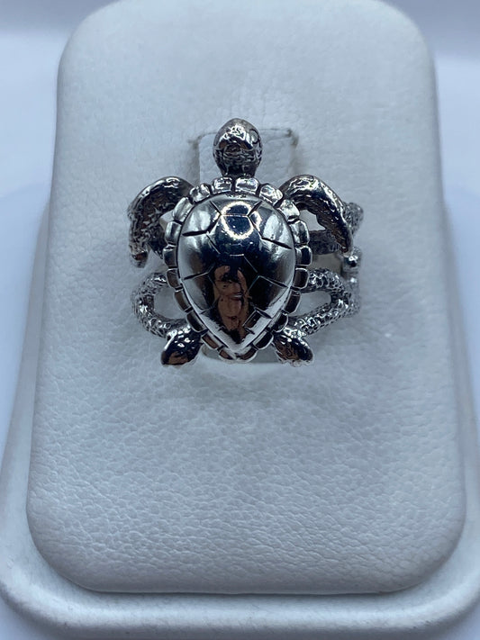 Anillo de plata tortuga tallada, vista frontal sobre fondo blanco mostrando el caparazón y las patas en relieve