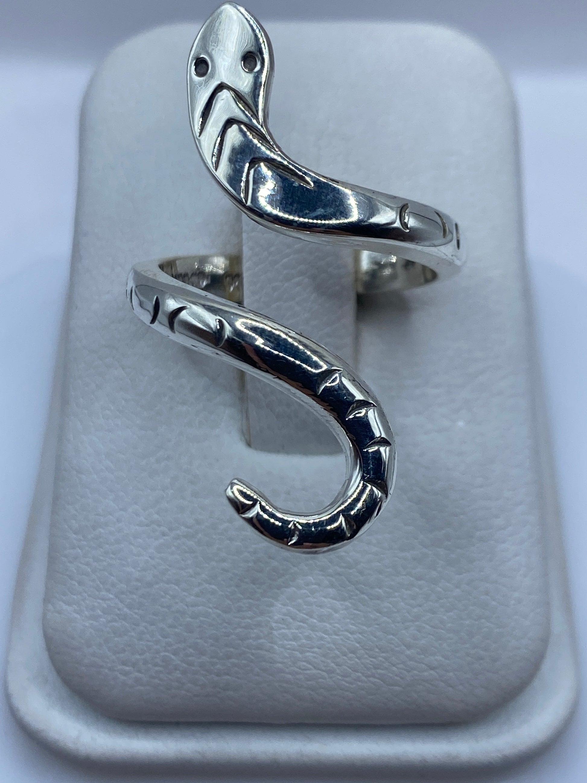 Anillo serpiente envolvente en plata .925, ajustable, mostrando la cabeza tallada con detalles étnicos
