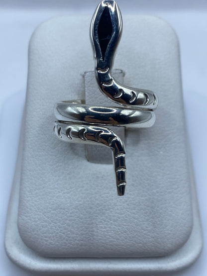 Anillo serpiente de plata .925 con ónix negro en forma de cobra estilizada