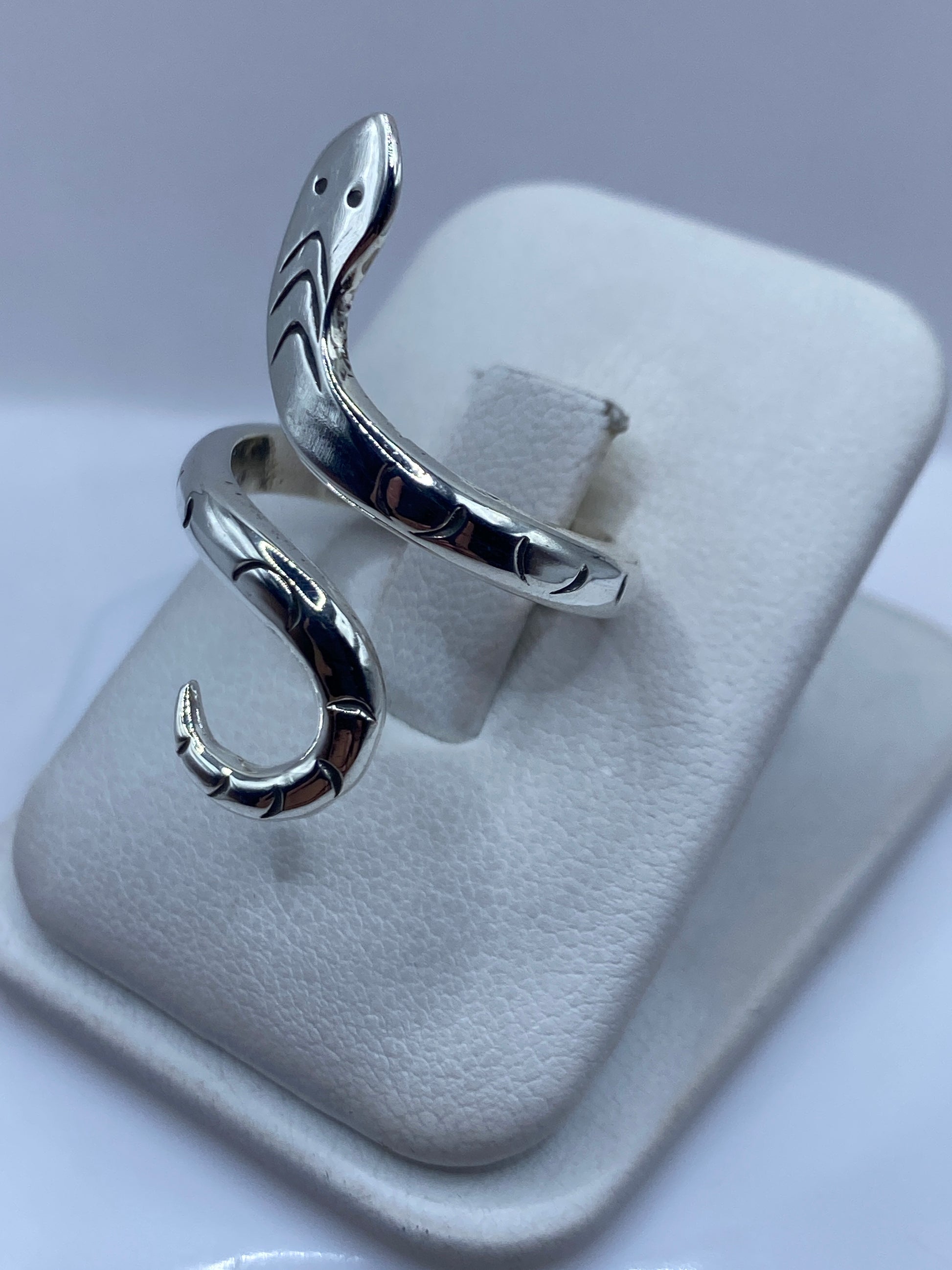 Vista frontal del anillo serpiente con textura y detalle en plata de Taxco