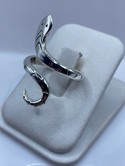 Vista frontal del anillo serpiente con textura y detalle en plata de Taxco