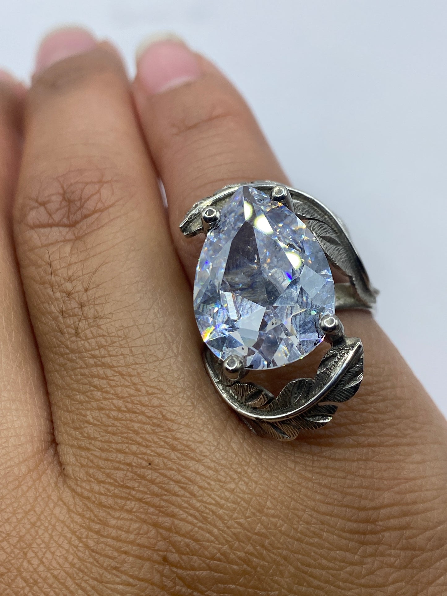 Detalle del sello .925 en la banda del anillo sobre fondo blanco