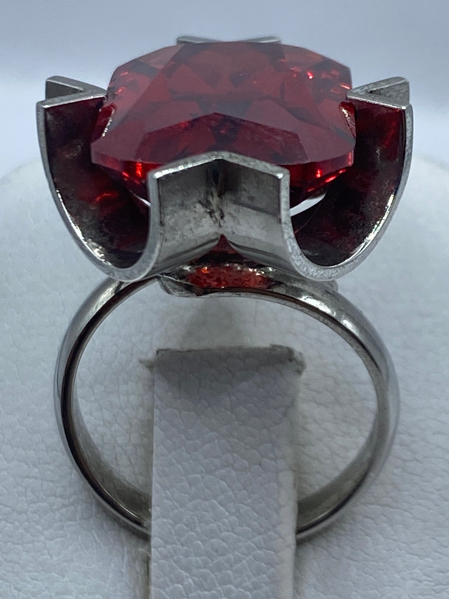 Anillo de plata ajustable con circonia roja talla cushion en primer plano