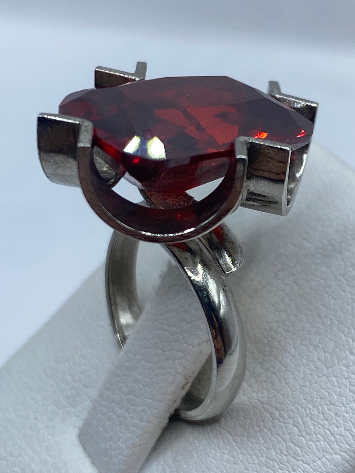 Anillo solitario de plata .925 con piedra roja brillante vista desde arriba