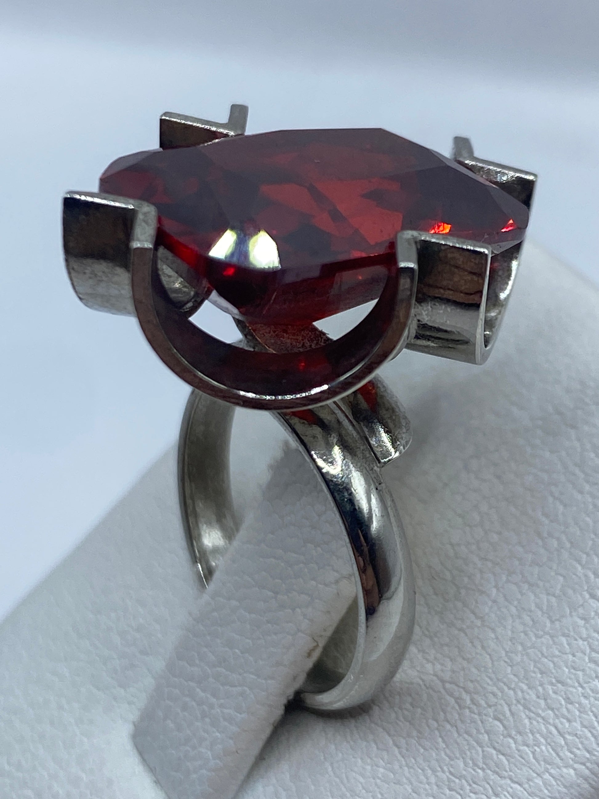 Anillo solitario de plata .925 con piedra roja brillante vista desde arriba
