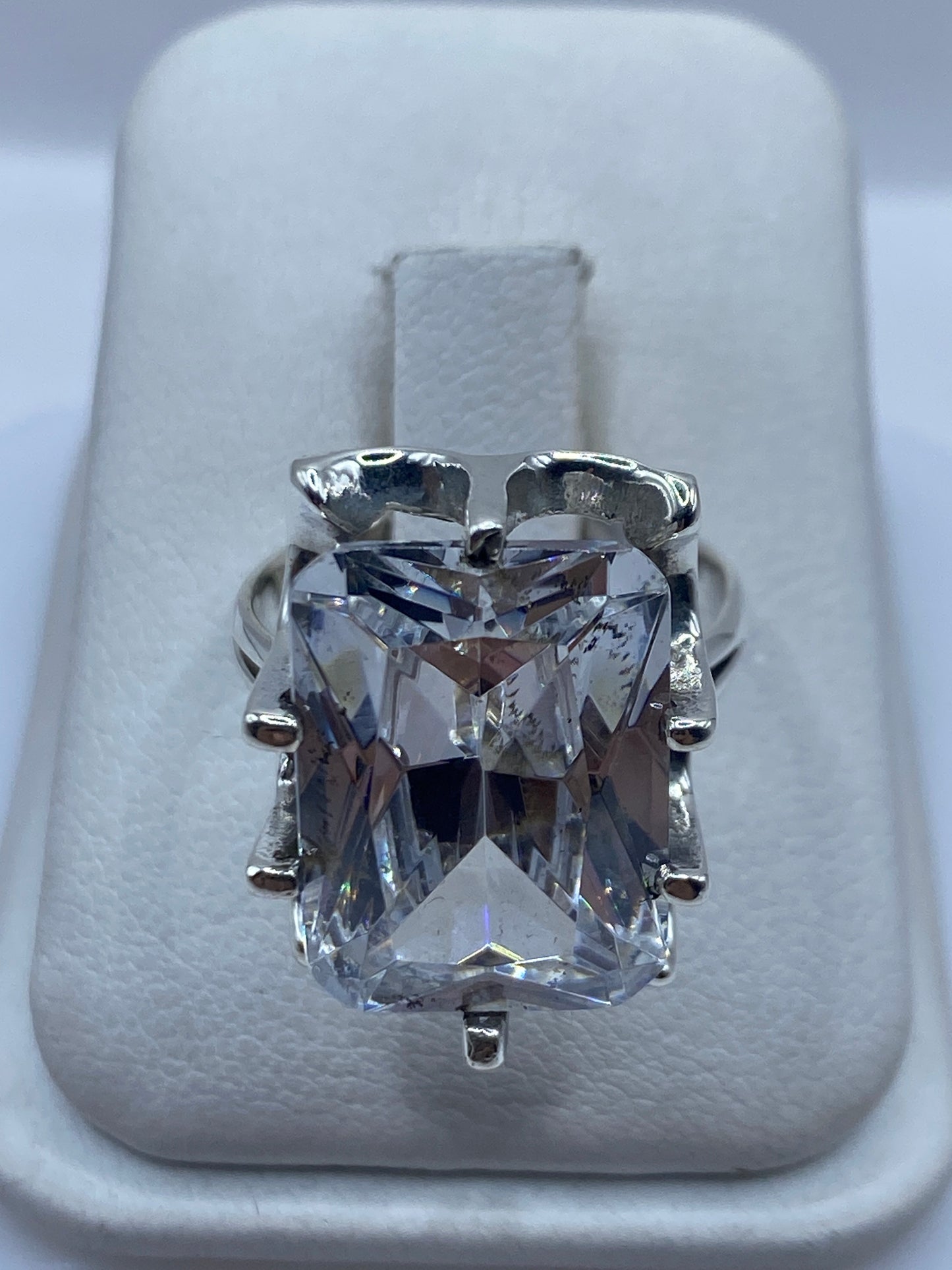 Anillo de plata solitario con circonia blanca brillante en estuche de presentación