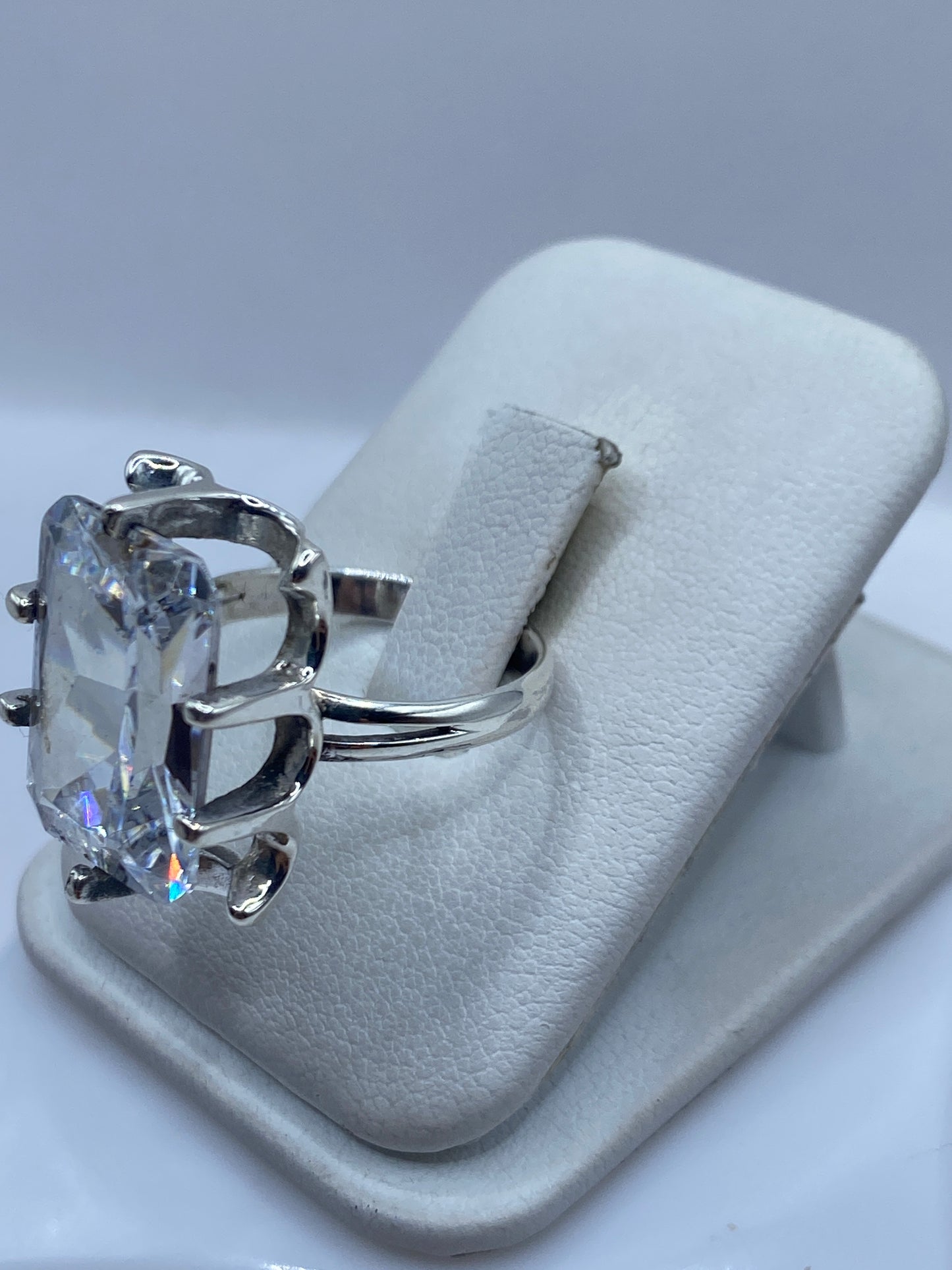 Vista frontal del anillo coctel de plata .925 con piedra facetada