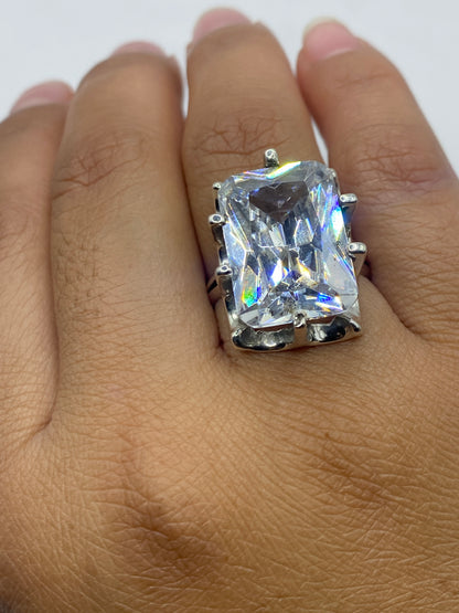 Anillo solitario en dedo mostrando brillo y fuego de la piedra blanca