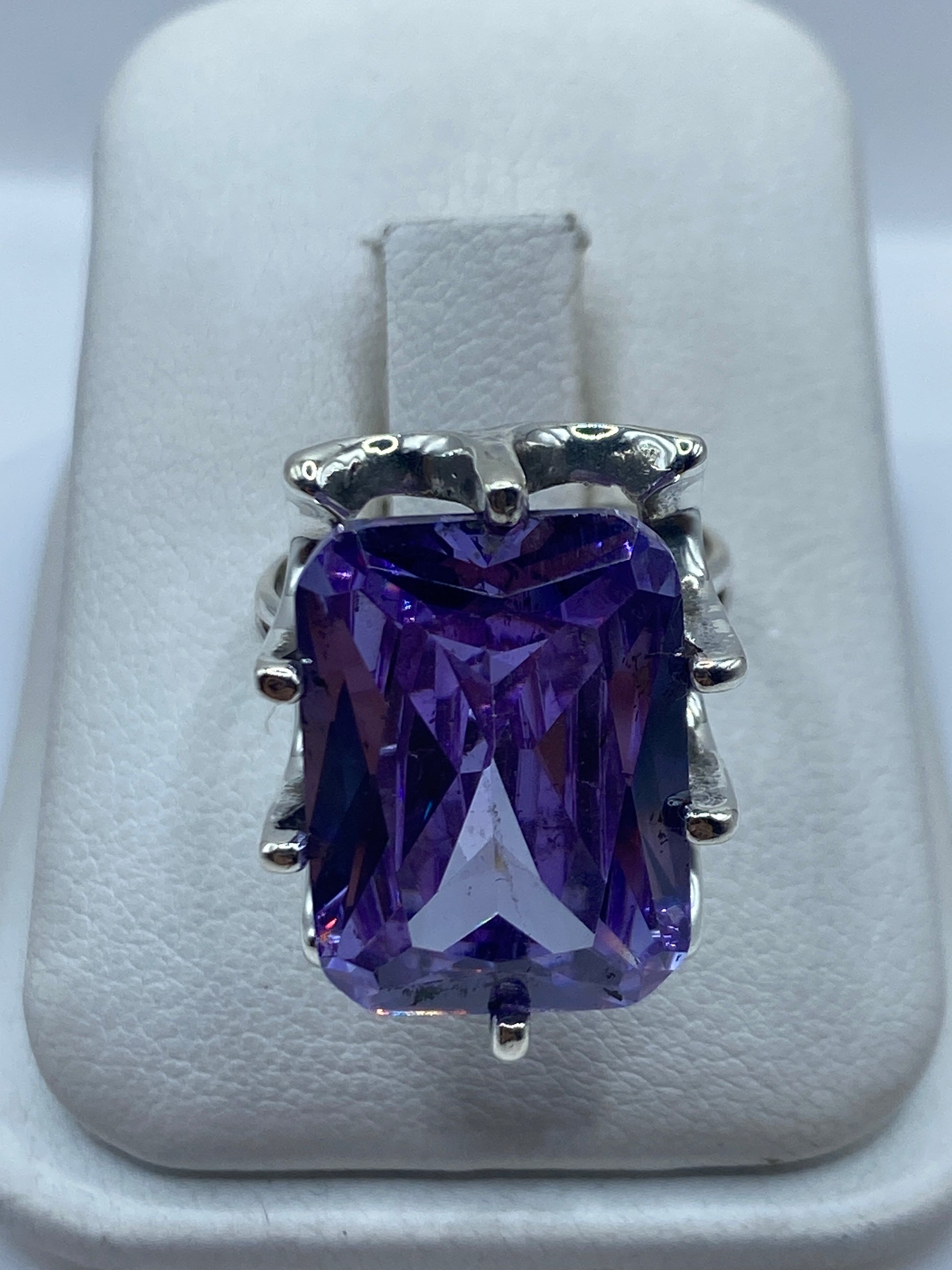 Anillo de plata .925 con circonia morada rectangular en dedo de mujer