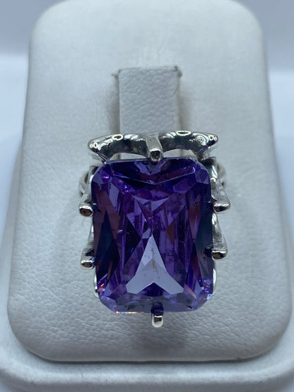 Anillo de plata .925 con circonia morada rectangular en dedo de mujer