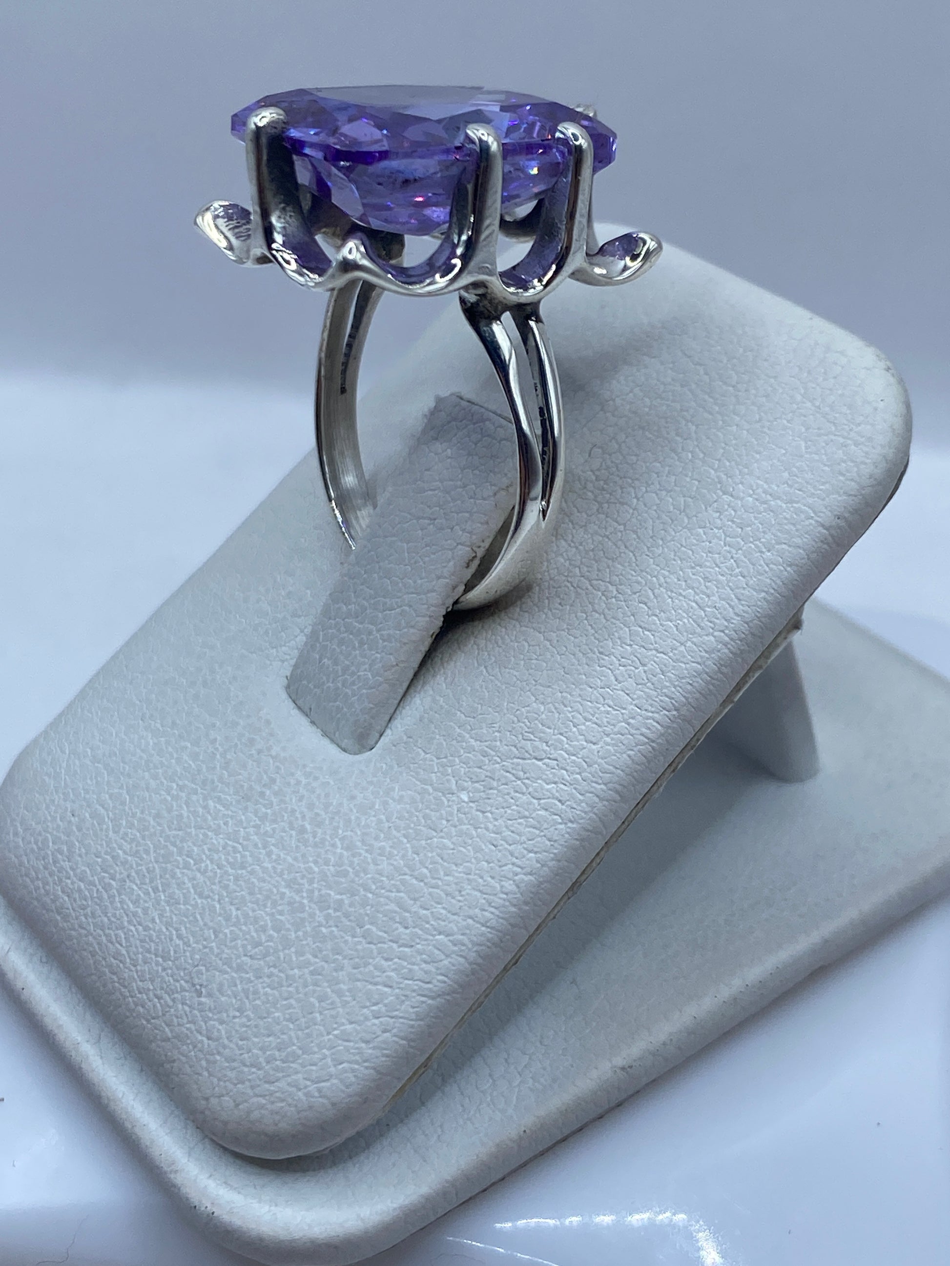 Vista frontal del solitario de circonia morada con engaste ornamental en plata