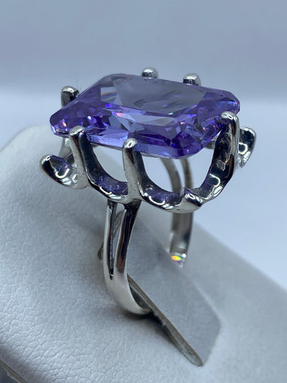 Detalle del anillo mostrando el brillo y fuego de la circonia bajo luz natural