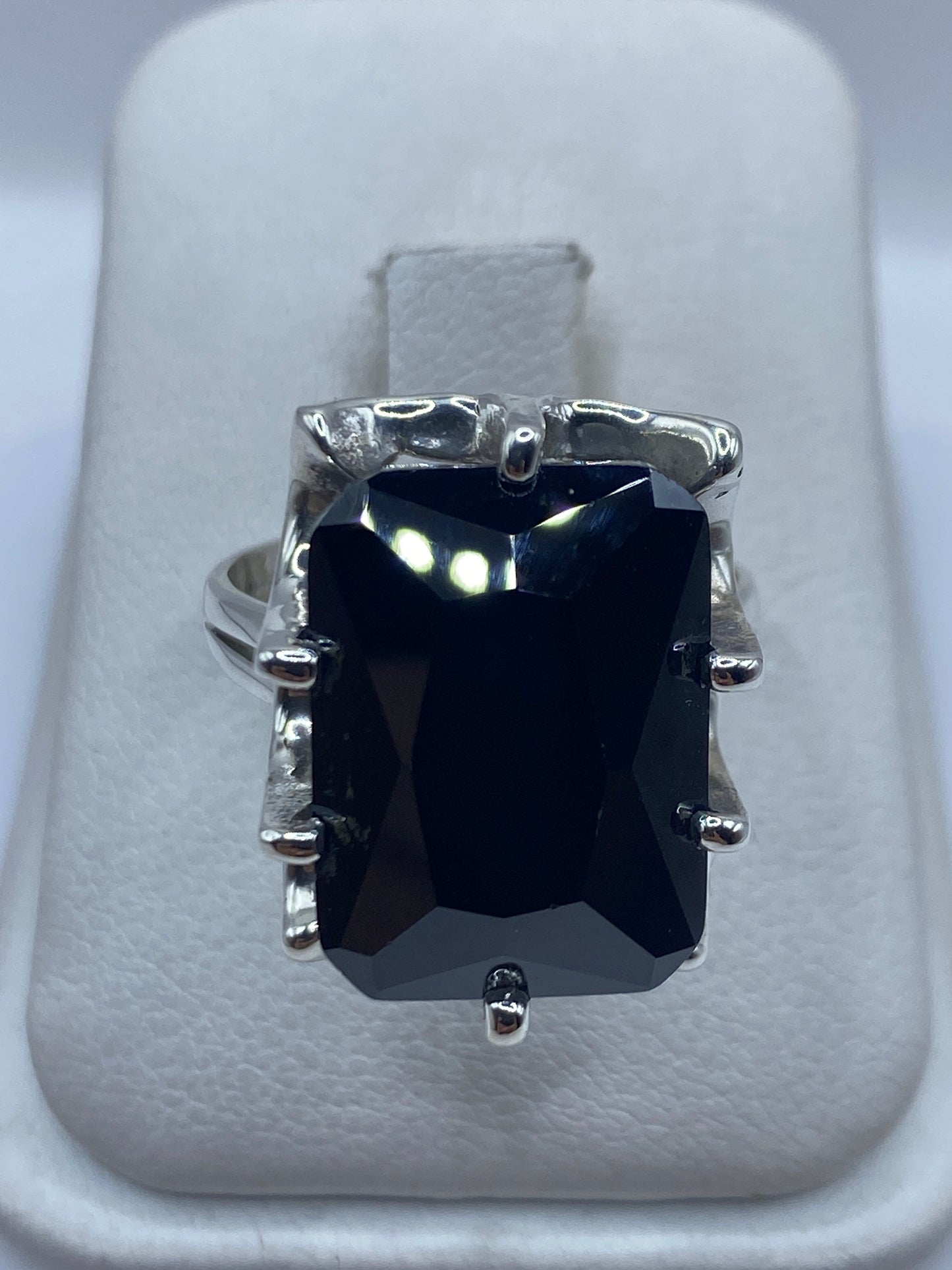 Anillo de plata solitario con circonia negra facetada en estuche blanco