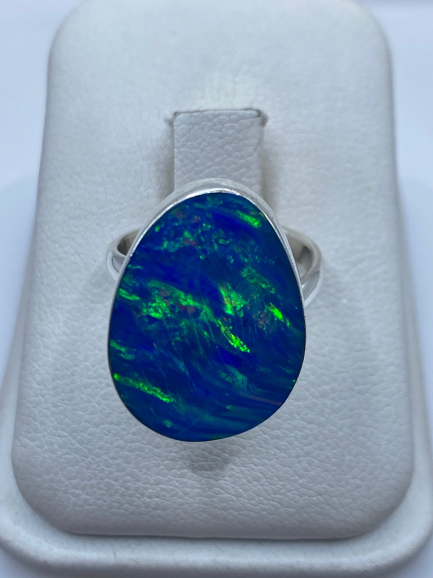 Anillo de plata .950 con ópalo de fuego azul en estuche blanco, vista frontal