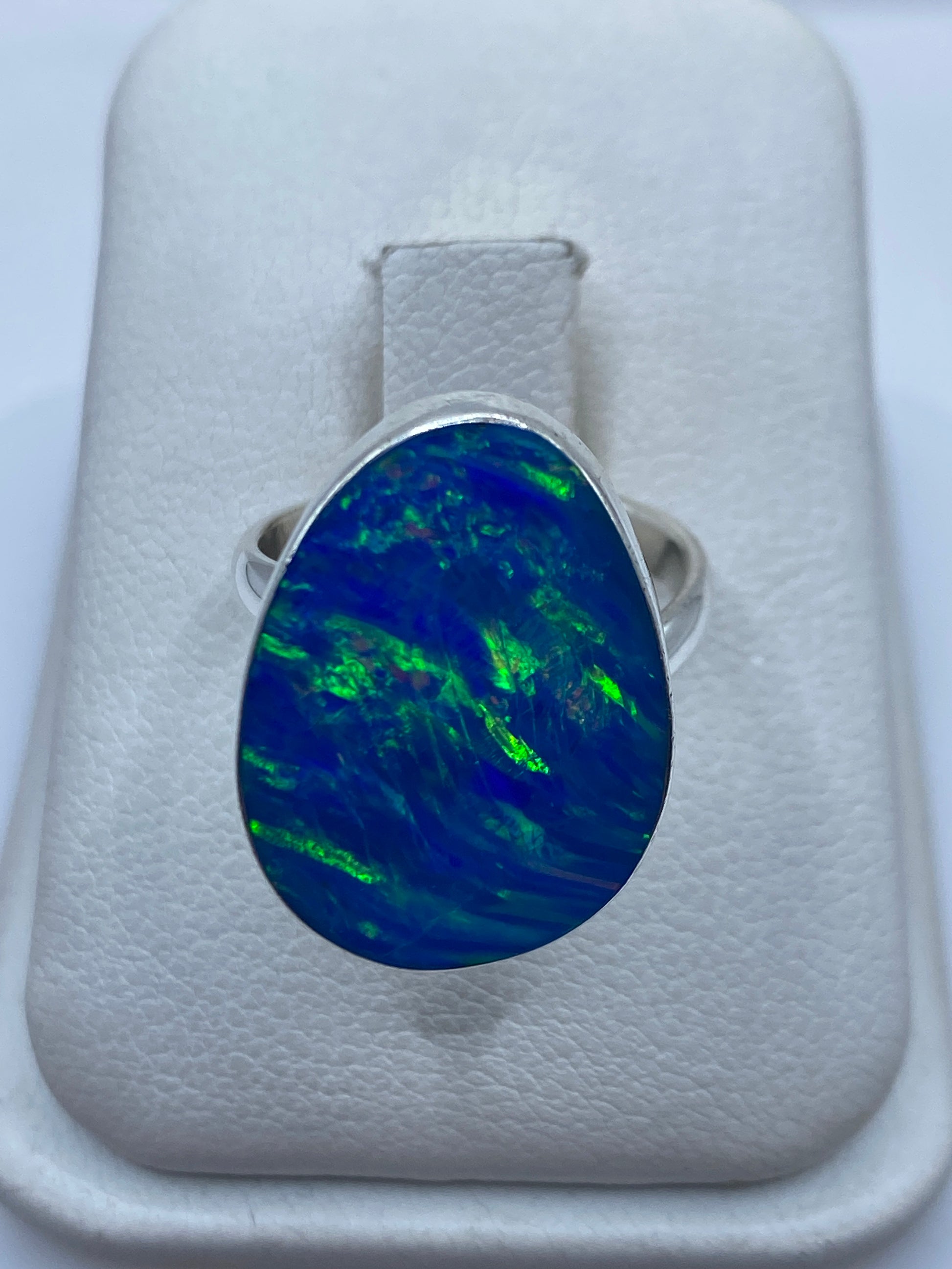 Anillo de plata .950 con ópalo de fuego azul en estuche blanco, vista frontal