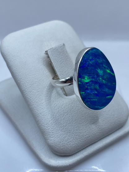 Ópalo de fuego azul y verde en detalle sobre plata .950 pulida