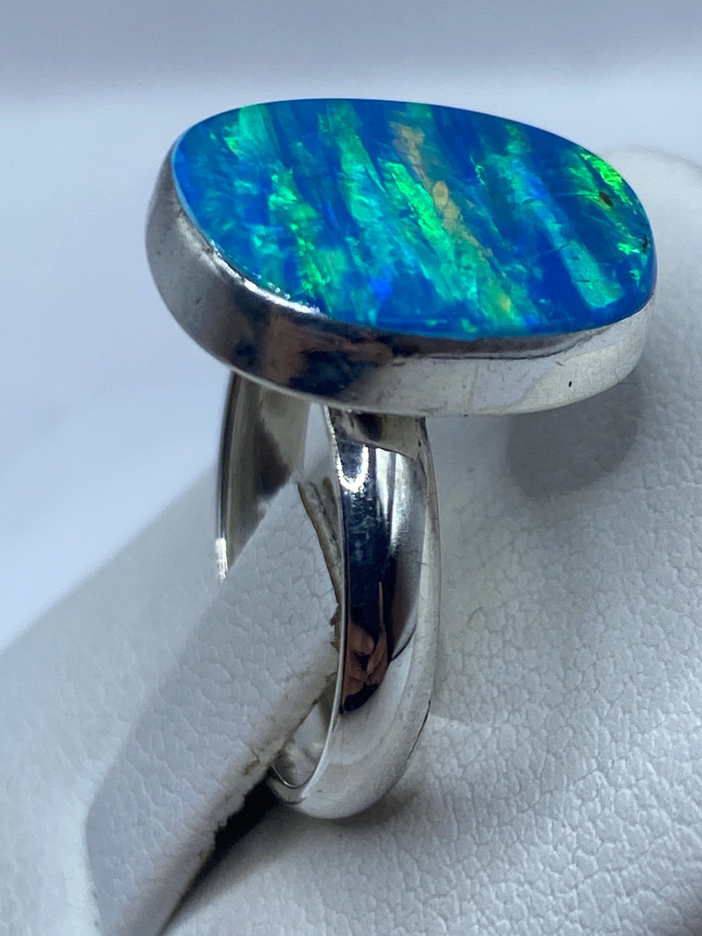 Anillo ajustable de plata pura vista lateral con piedra de fuego natural