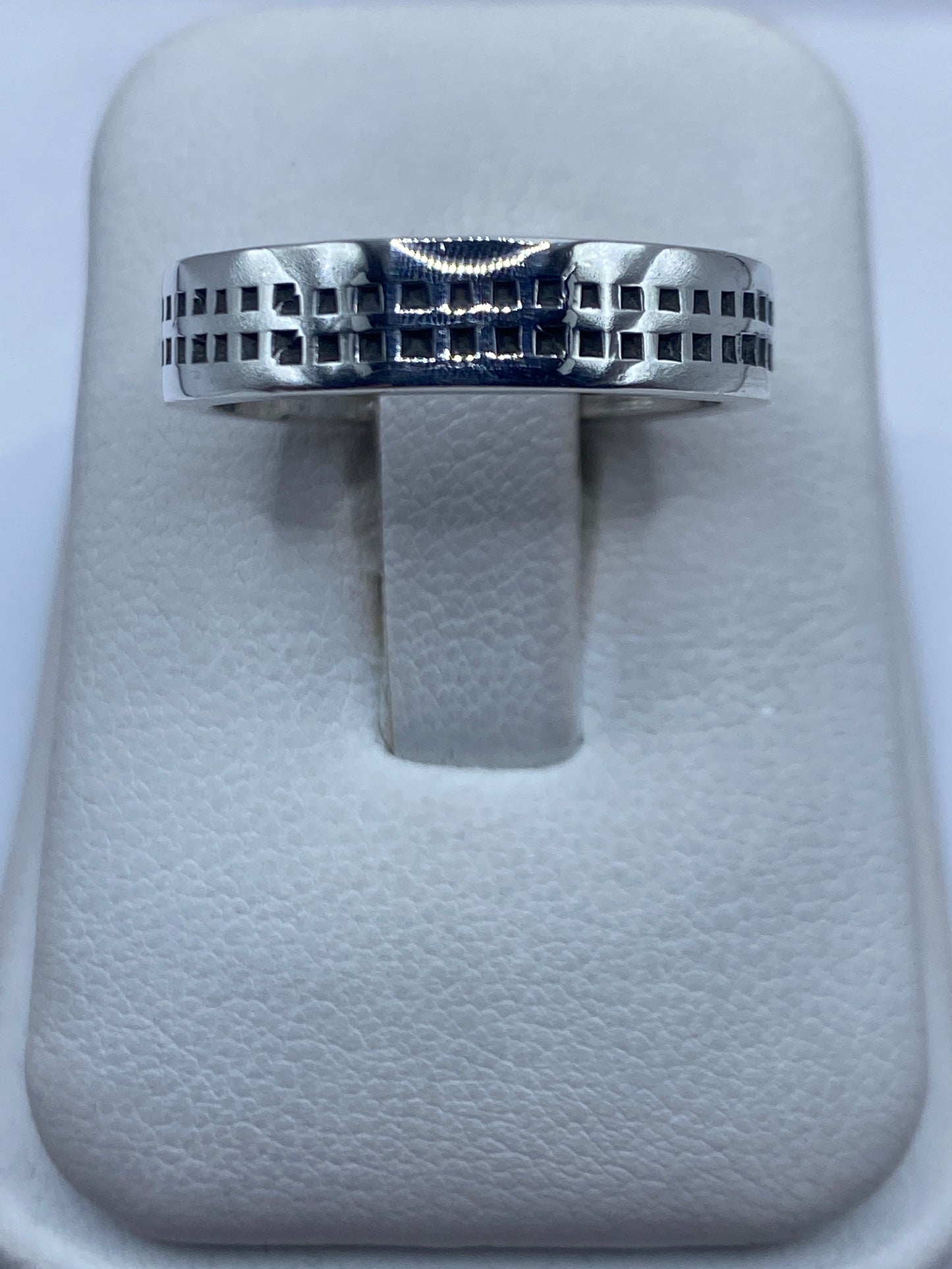 Anillo de plata sello con patrón geométrico cuadrado visto desde arriba