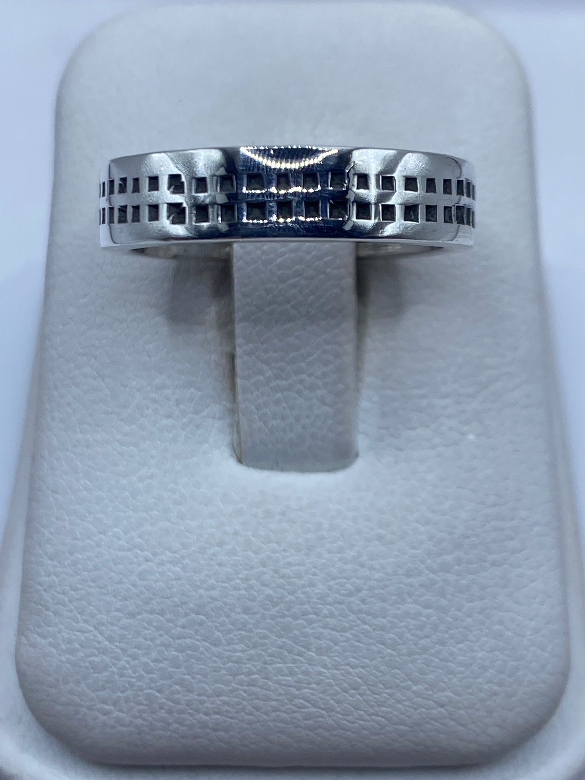 Anillo de plata sello con patrón geométrico cuadrado visto desde arriba