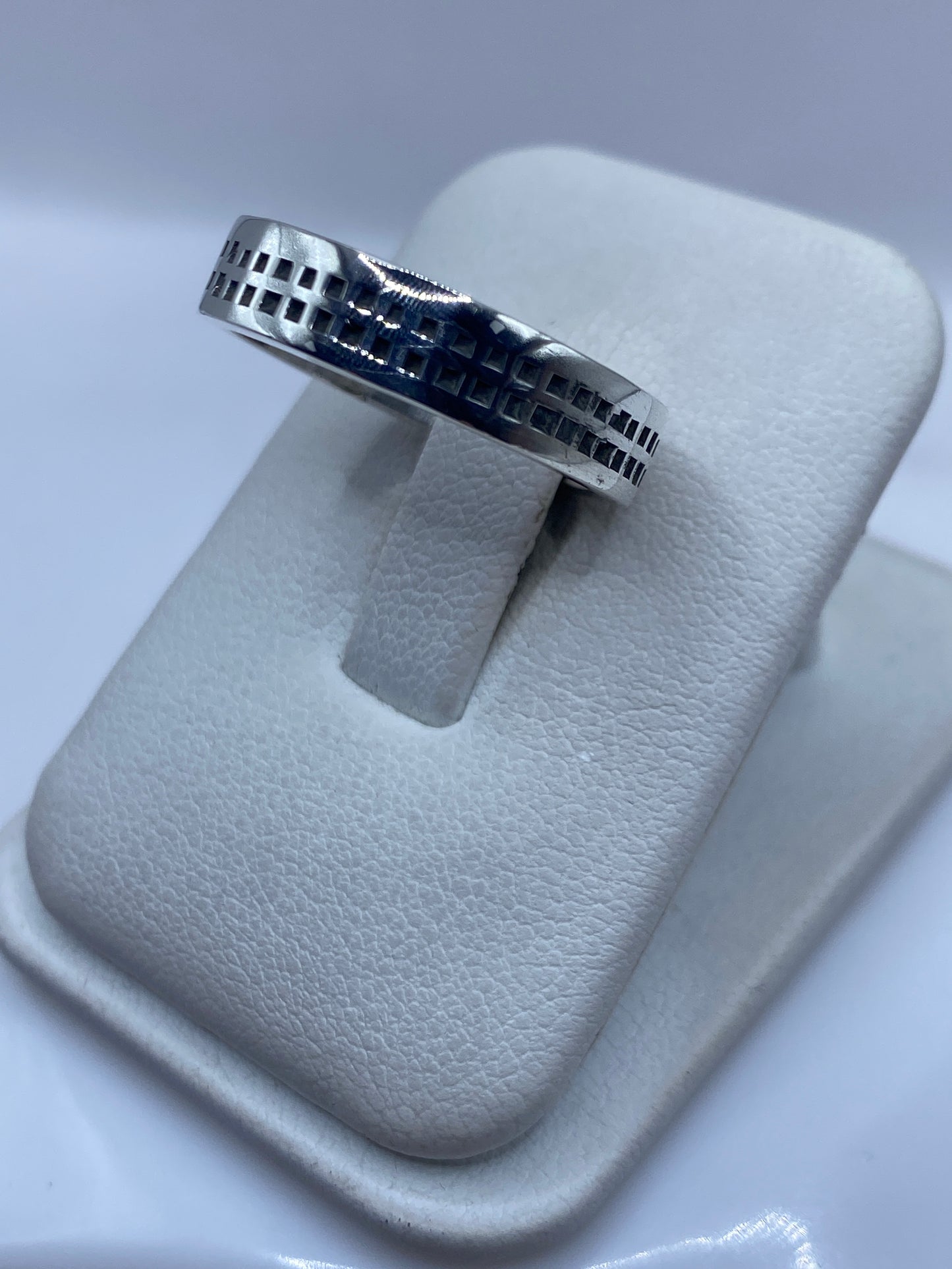 Anillo sello de plata .925 en la mano mostrando el diseño minimalista