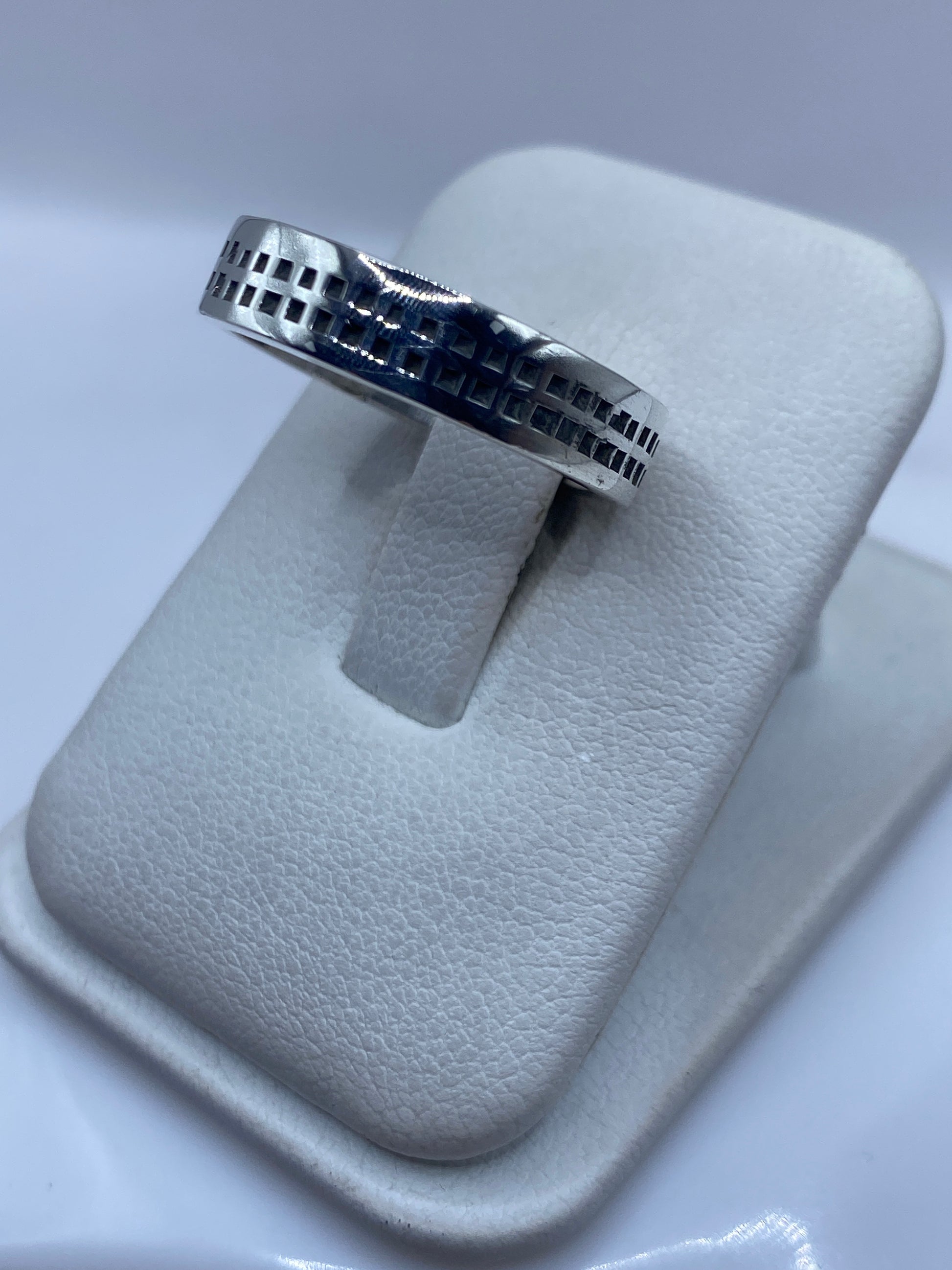 Anillo sello de plata .925 en la mano mostrando el diseño minimalista