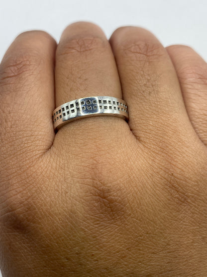 Anillo sello sobre fondo gris mostrando el sello 925 en el interior