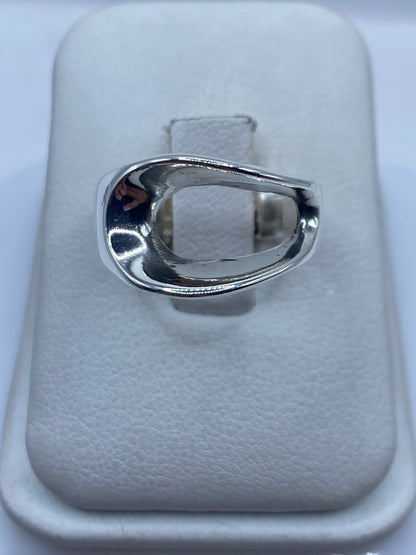 Anillo de plata lisa pulida en banda ancha, vista frontal en estuche blanco