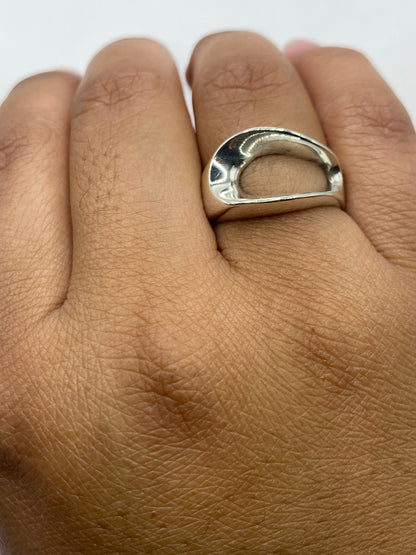 Fotografía del anillo en báscula con sello de autenticidad y peso de 7.2 gramos