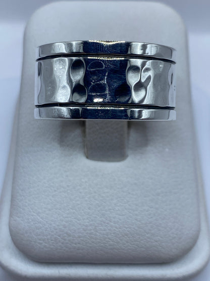 Anillo de plata banda texturizada robusto talla 13, vista frontal
