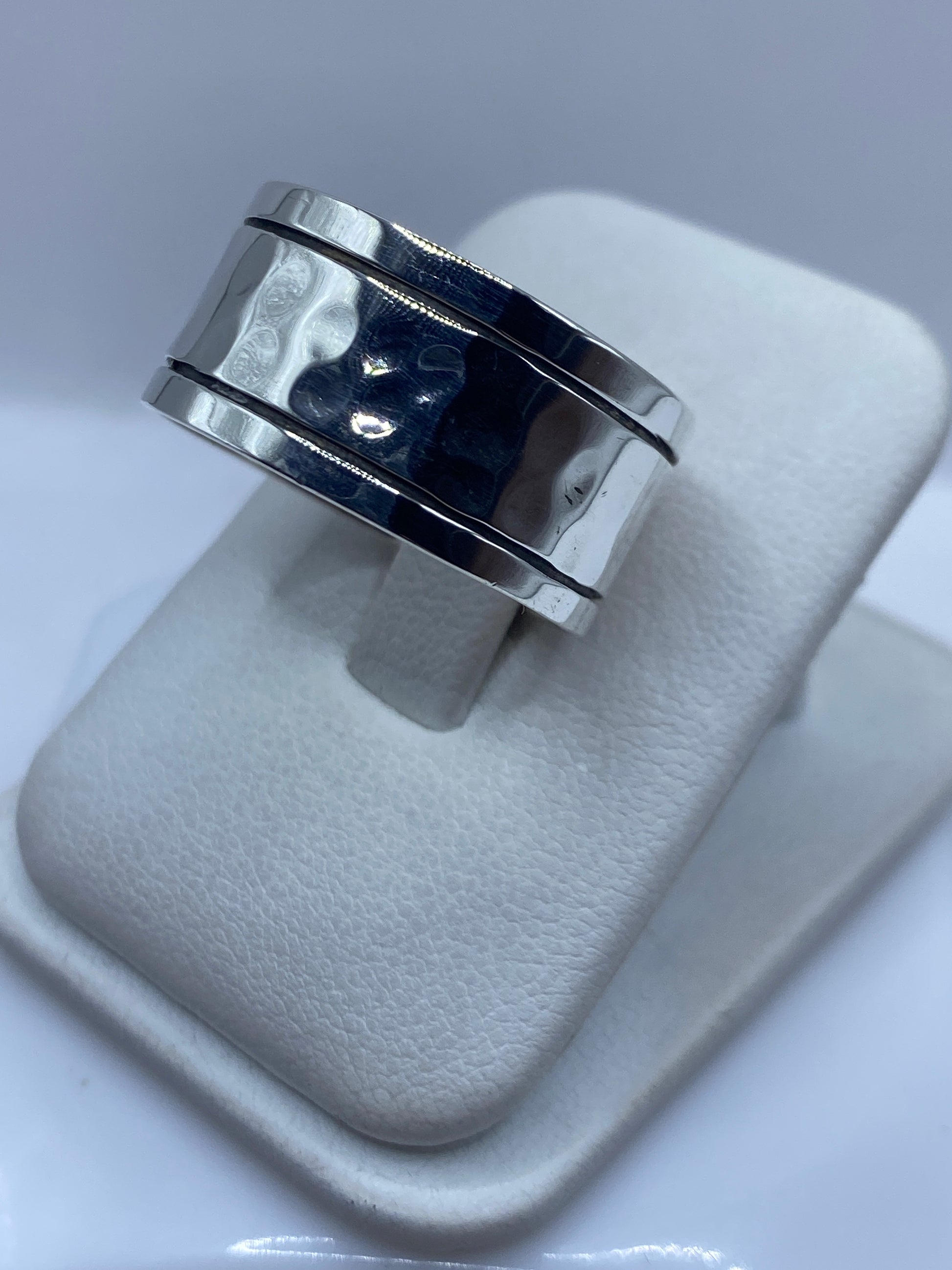 Anillo minimalista en plata .925 colocado en el dedo, mostrando la textura de contraste