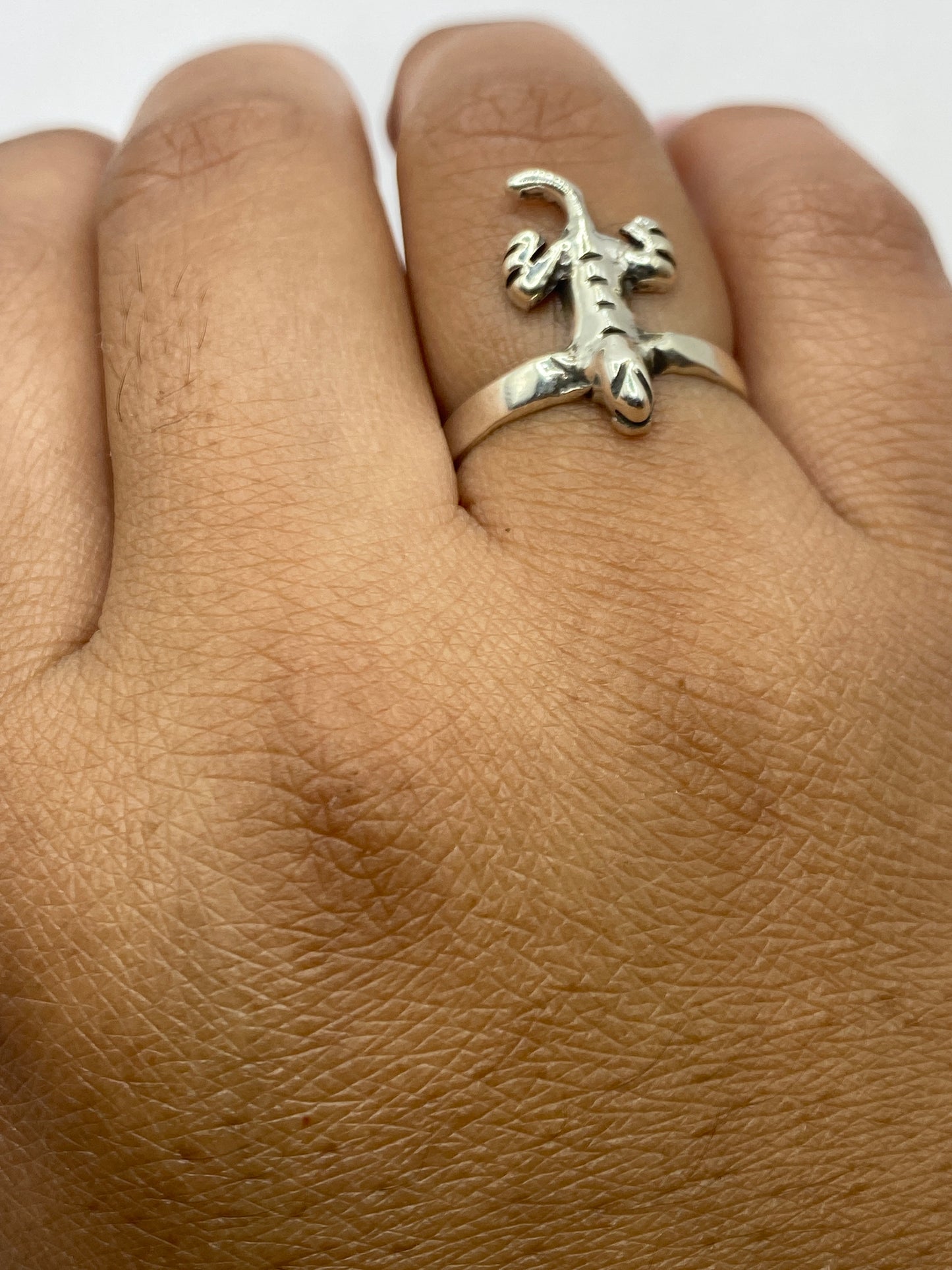 Anillo en plata sobre fondo blanco con sello 925 MEXICO visible