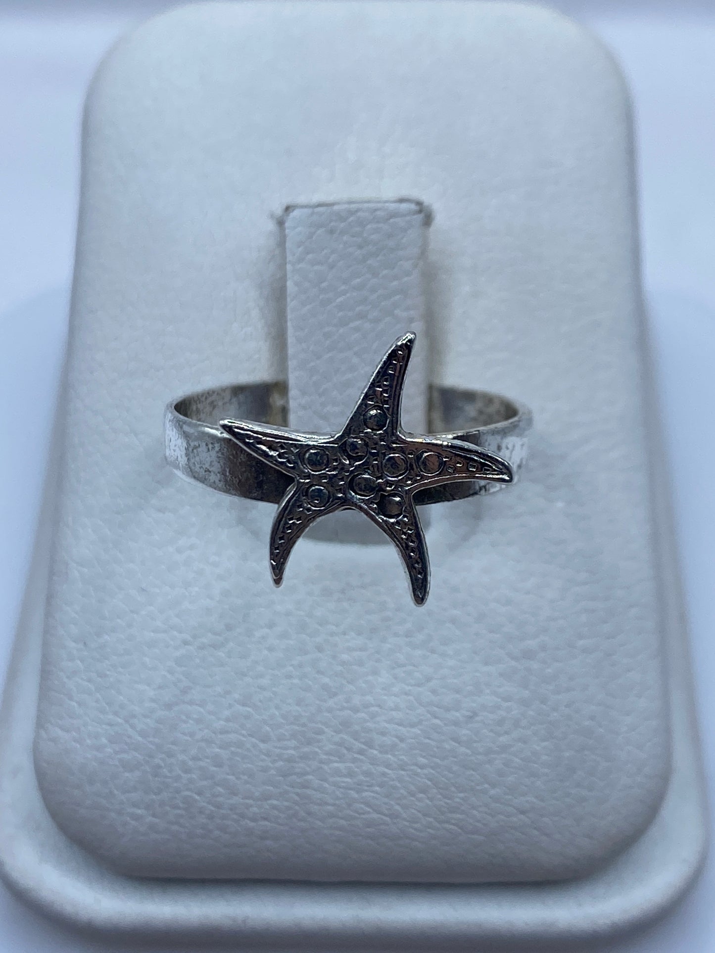 Anillo estrella marina de plata .925 con detalle artesanal en estuche blanco