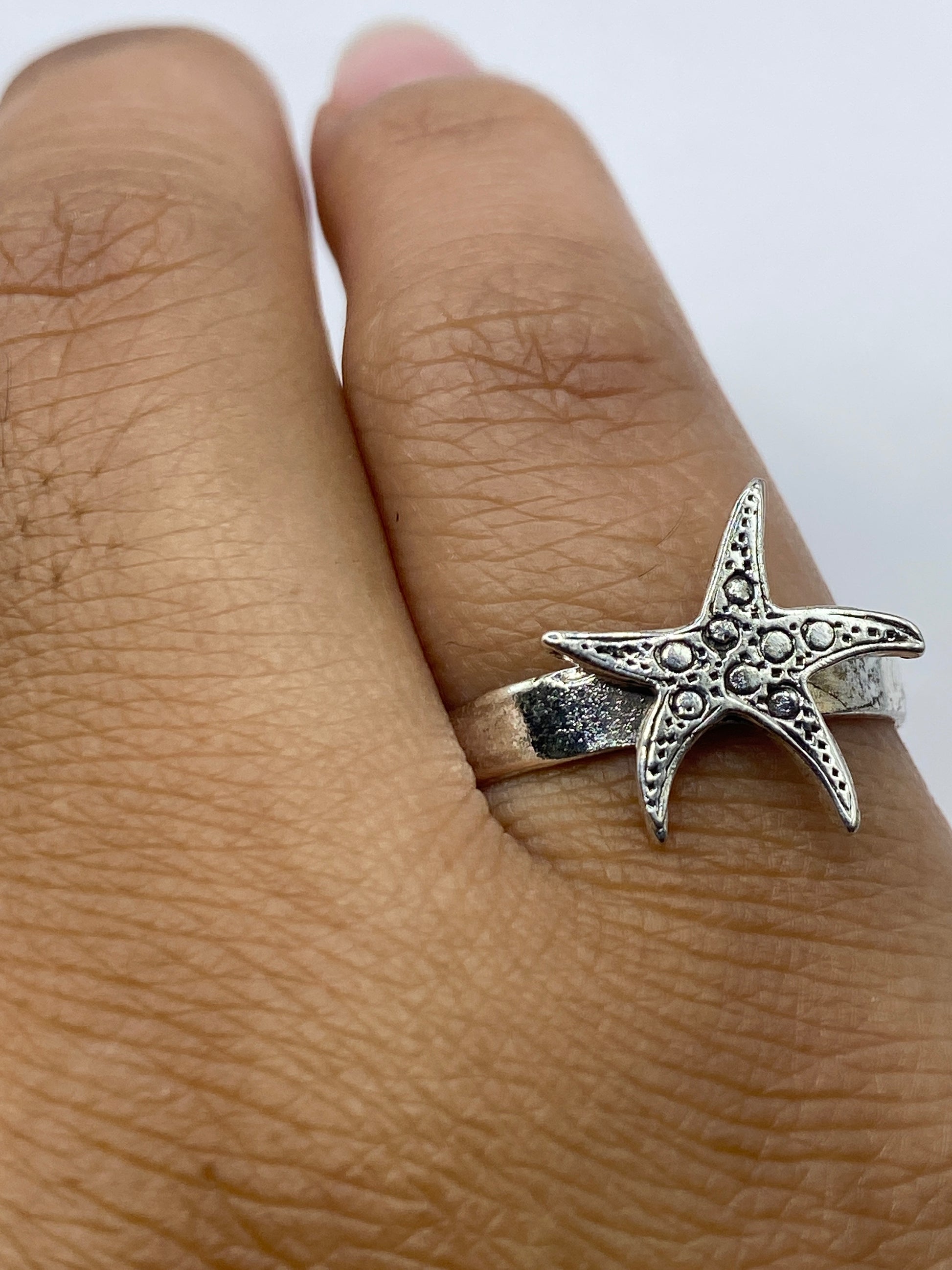 Anillo estrella marina sobre fondo blanco, imagen frontal del diseño completo