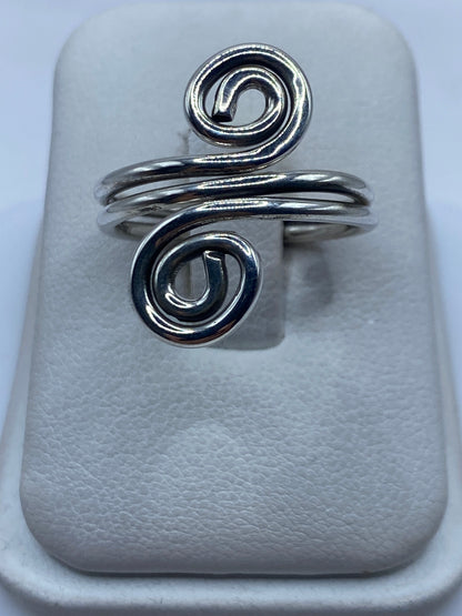 Anillo giratorio de plata .925 con doble espiral vista frontal en estuche blanco