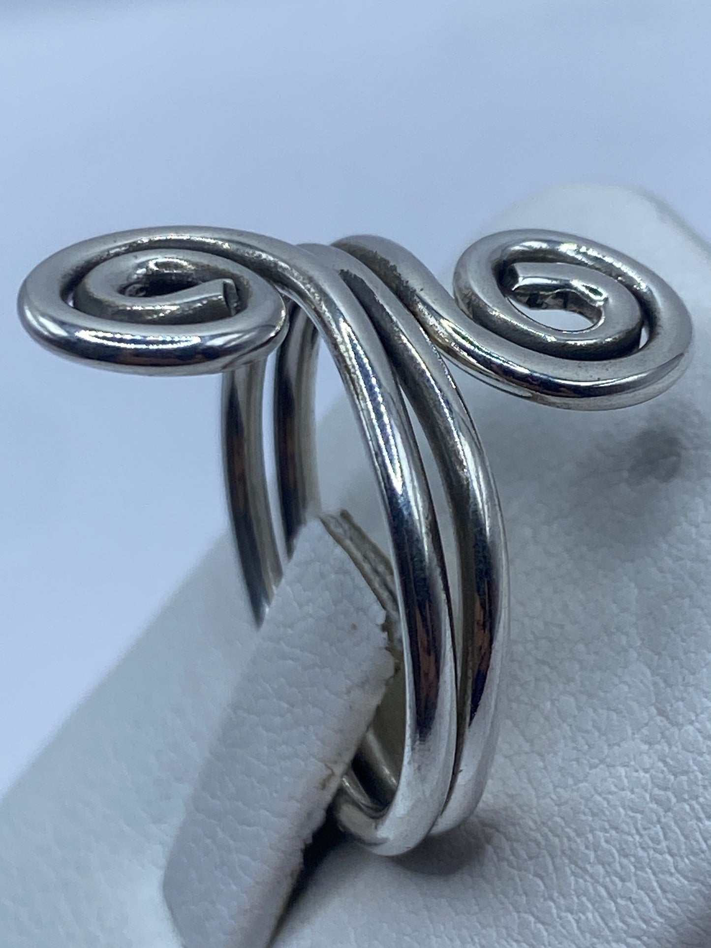 Detalle lateral del anillo con banda giratoria de plata pulida en Taxco