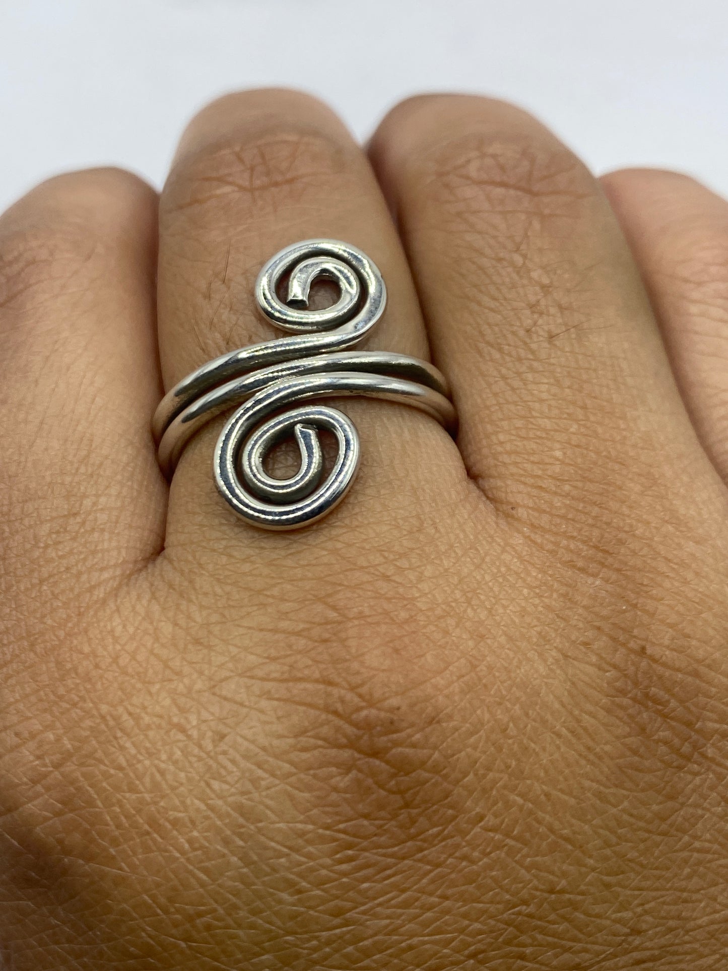 Anillo giratorio sobre balanza mostrando peso de 5.1 gramos en plata .925