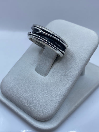 Vista superior del anillo minimalista mostrando las tres capas con acabados mixtos