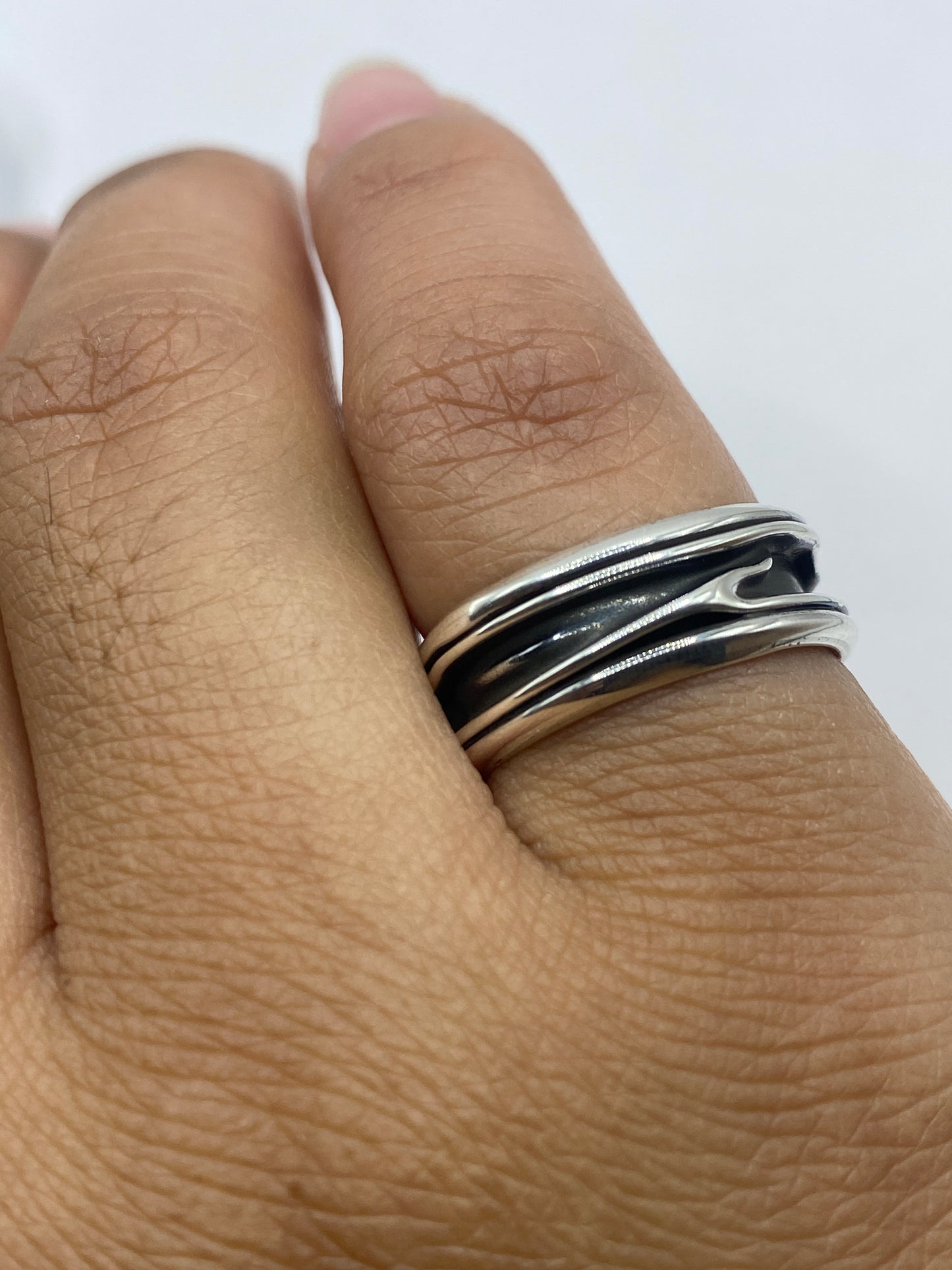 Anillo sobre fondo blanco exhibiendo el sello 925 de plata auténtica