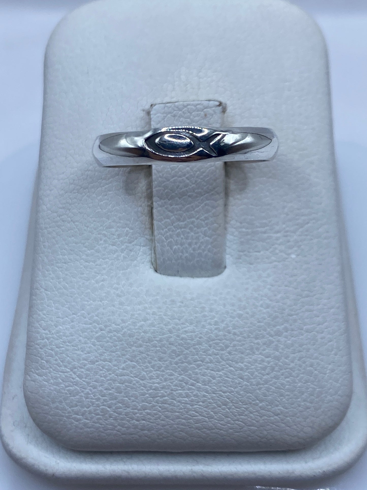 Anillo minimalista de plata .925 pulida en caja de presentación blanca