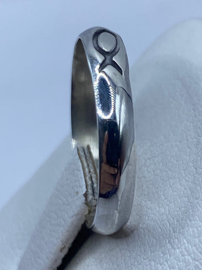 Anillo minimalista en dedo mostrando diseño limpio y versátil