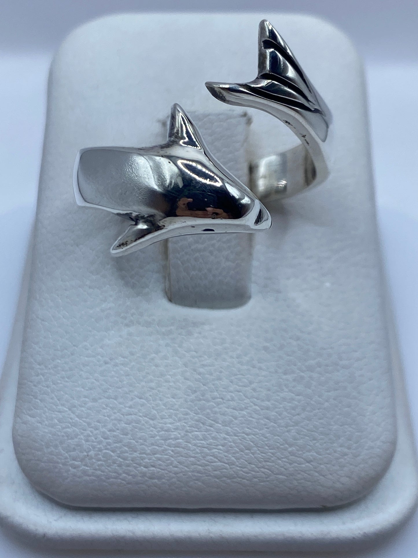 Anillo delfín de plata .925 ajustable sobre fondo blanco mostrando relieve detallado