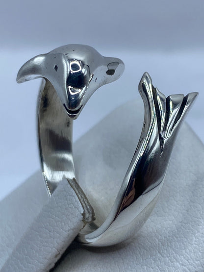 Anillo delfín de perfil destacando la línea fluida y las aletas talladas